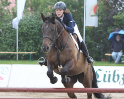 Michaela Jörke aus Schönberg gewann in Neu Benthen das Flutlichtspringen auf Giowina. Michaela Jörke aus Schönberg gewann in Neu Benthen das Flutlichtspringen auf Giowina.
